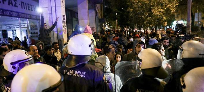 Θεσσαλονίκη: Πρόσφυγες και παράνομοι μετανάστες ξεκίνησαν να πάνε με τα πόδια στα σύνορα